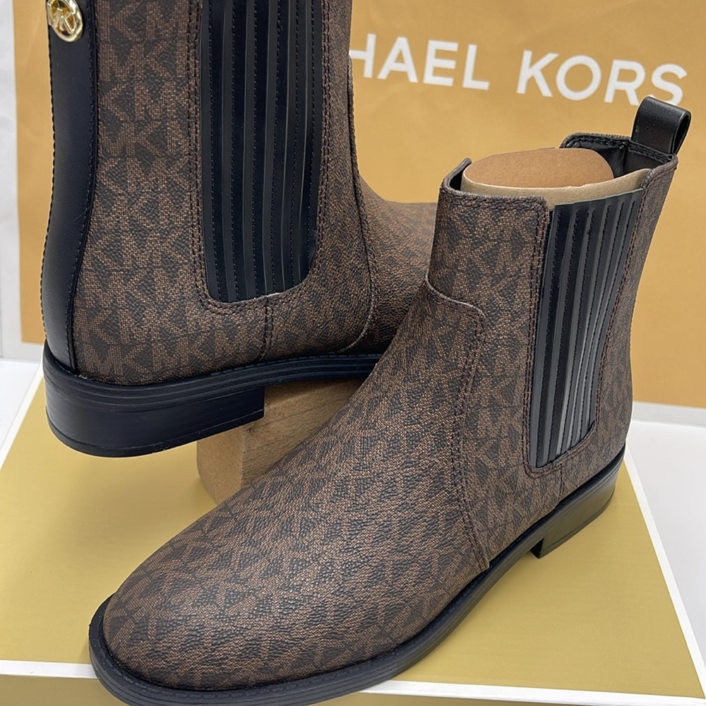 Michael Kors ELLA FLAT BOOTIE MK SIG SM
49F4ELFE5B
BROWN - Picture 9 of 16